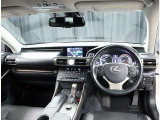 デザインもよく、居心地のよい運転席ですね。分かりやすいスイッチ類ですから操作もしやすく運転をサポートします。
