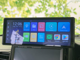 画面にはナビゲーションや音楽、スマートフォン連携などのメニューが表示されています。アイコンが並んで内容を把握しやすく、日々の移動中に使いたい機能を選びやすい構成です。