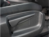 【運転席シートリフター】運転席シートリフターで座面を上下に上げ下げできます。運転しても疲れにくい姿勢に調整できます。