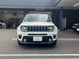 Jeep伝統のセブンスロットルグリルを引継現在風にアレンジされております。