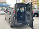 わくわくゲートがついていますので、テールゲートを横に開くことができます。