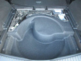 ラゲッジ下には便利なアンダーボックスを装備。洗車用品や非常用品をすっきり収納でき、荷室を有効活用できます。