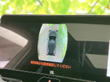 車両周囲を上から見た映像を画面で確認でき、駐車時の位置合わせをサポートします。後退時は目視で周囲の安全も確認しながら操作できるため、日常の駐車場で心強い装備です。