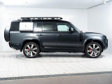 LANDROVERならではの高級感と水平性を意識したデザインになっており、無駄のないラグジュアリーな作りを実現したインテリアとなっております。LANDROVERならではの高級感と水平性を意識したデザイ