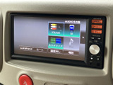 AUXやSD、iPodなどの項目が画面上に並び、使いたい音源を選びやすい構成です。表示がすっきりまとまっているため、目的のメニューを確認しながら操作できます。