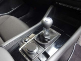 【オートブレーキホールド】停車中にブレーキペダルから足を放しても、ブレーキを自動的に制御して、車両の停車状態を保持する機能です。信号待ちなどの停車時に運転者の負担を軽減します。