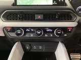 【左右独立オートエアコン】左右席で独立温度コントロールが可能です。運転席はキンキンに冷やして助手席はマイルドにと言った設定が可能です☆暑さ寒さでケンカすることもなくなりますね♪