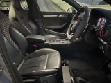 【運転席】運転席はドライバーをしっかり包み込むように設計されており、長時間のドライブも問題御座いません。また大きな傷や、汚れなどなく綺麗な状態で入庫しています。