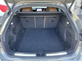 トランクルームの床がフラットな設計になっているため荷物の出し入れがしやすく、積載効率も向上しています。トランク内には、ネットや収納ボックスが配置されているモデルもあり、小物の整理に便利です。