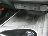 ワイヤレス充電器付きです。USB電源ソケットも付いています。