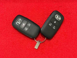 電子カードキーを携帯していれば、リクエストスイッチを押すだけでドアの施錠と解除が行えます。しかも盗難防止に役立つイモビライザー機能付きです。