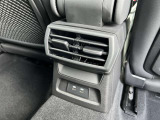後部座席にもエアコン吹き出し口がございます。快適な車内を演出しております。
