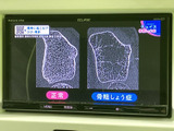 テレビ番組を表示できる画面を備えており、停車中の休憩時間などに映像を楽しめます。画面内の表示も見やすく、車内で過ごす時間に活用いただける装備です。