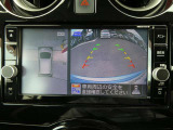 ギアを『R』に入れるとナビ画面に、まるで雲の上から覗いているような映像が映り、駐車をサポートしてくれます。