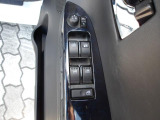 運転席ドアのパワーウィンドウスイッチと電動ドアミラーのスイッチです。