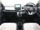 ◆インテリアパネル◆視界広々で非常に運転しやすくロングドライブでも疲れを感じさせないすっきりとまとまったインパネ周りです。