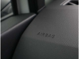 【助手席エアバッグ】 車両前方に衝撃が加わった際に、音響センサーによって瞬時に開きます。 ※シートベルト非着用の場合、本来の性能が発揮できませんので必ずシートベルトを着用しましょう。