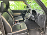 運転席と助手席には、身体を支える形状のシートを備え、落ち着いて過ごせる室内空間です。窓からの視界も広く、乗り降りの際に室内全体を見渡せます。