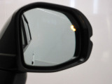 ブラインドスポットインフォメーションを装備しています。走行中、斜め後ろに車両の存在を検知すると、その方向のドアミラー鏡面上にマークを表示しお知らせします。
