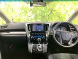 運転席から前方を見渡しやすい広がりのある視界で、ゆったりとした運転空間を確保。手の届きやすい位置にまとまった画面や操作部が、日々の運転を支えます。