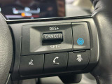 【レーダークルーズコントロール】ミリ波レーダーが車間距離を測って設定車速内で車速に比例した車間距離を保ちながら追従走行する装置で近づきすぎたときは自動でブレーキし、離れすぎたときには自動増速もする。