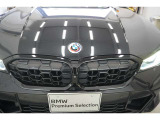 M社50周年エンブレムを装着しております。お問い合わせは大阪BMW Premium Selection 吹田(無料ダイヤル)0078-6002-613077迄お待ちしております。毎水曜、第二・第三火曜日定休 営業時間10:00〜18:00