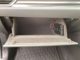 グローブボックス内にETCをスマートに装備。車内をすっきり保ちながら、高速道路の利用が多い方や長距離ドライブにも便利な装備です。