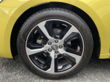 純正のアルミホイールです!お車に合ったデザインのホイールになっています!