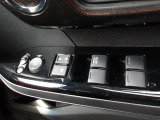 運転席のスイッチで全てのウィンドウの開閉操作を行うことができます。ロックボタンをONにしておくと、運転席以外のウィンドウは作動しないのでお子様を乗せているときなども安心ですね♪