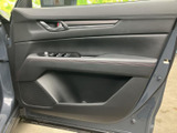 手元にまとまったスイッチと、ドア下部の収納スペースを備えた運転席側。窓からの外の様子も確認しやすく、乗り降りの際にも扱いやすい室内空間です。