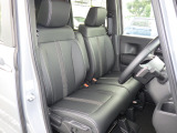 フロントは助手席と繋がったベンチシートで、運転席は高さが調整できるハイトアジャスター付きです。また、ハンドルも高さの調整が出来るチルトステアリングです
