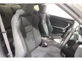高いホールド性で運転姿勢が安定します。長距離ドライブでも疲れにくいのが魅力です。快適なドライビングライフをお送りください♪