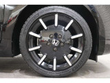 純正のアルミホイールが足元を飾ります!タイヤサイズはF:205/45R17 R 225/45ZR17でございます。