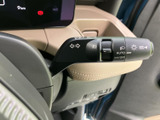 手元に複数のスイッチがまとまり、視線を大きく移さずに各種操作へ手を伸ばせます。握ったまま使える機能が揃っており、普段の運転時に扱いやすさを感じられる装備です。