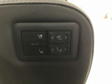 2列目にも電動快適機構がございます。またエアシート&ヒーターも装備です。