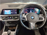 BMWのステアリングはドライバーと車体が一体感に感じれるような操作性を実現しております。また、握りやすさや操作性を向上するためにスイッチ類も配置されております。