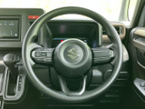 手元にスイッチ類を備え、視線を大きく移さずに操作しやすい配置です。運転中の利便性に配慮されており、日常のお出かけから長距離の移動まで、快適なドライブをサポートします。