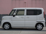 純正ホイールカバーで全体的にデザインがまとまっています。車も人も、オシャレはまずは足元からですね。
