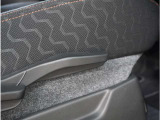 【運転席シートリフター】運転席シートリフターで座面を上下に上げ下げできます。運転しても疲れにくい姿勢に調整できます。