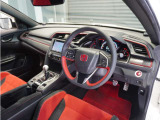 ◆視界広々で非常に運転しやすくロングドライブでも疲れを感じさせないすっきりとまとまったインパネ周りです。