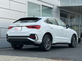 Audi Q3 Sportbackは、後ろ姿にも確かな個性が息づいています。筋肉質なフォルムを引き締める、水平方向のラインを強調したリヤバンパーにシャープなリヤコンビネーションライトです。