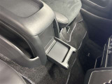 ちょっとしたところは収納ボックスにもなっています。車内はサイズも決まっているので、収納が少ないと思っているアナタ!ご安心ください。さまざまなところに収納が隠れているんです♪