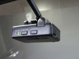 あおり運転対策や予期せぬトラブルへの備えとして心強い前後ドライブレコーダー。走行中の映像をしっかりと記録し、ドライバーと同乗者の安全を見守ります。購入後すぐに安心してドライブを楽しめる人気の装備です。