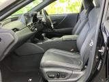 運転席まわりを見渡しやすく、シートに腰掛けた際も前方への視界を確保しやすい空間です。身体を支える形状のシートと、落ち着いた色調が心地よい移動をサポートします。