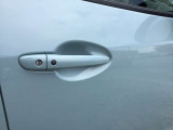 キーをポケットに入れたままでもドアのロック&アンロックができ、雨の日や、荷物の多い日に大活躍!