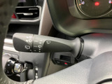 ハンドル脇から手を伸ばしやすい位置にあり、運転中も視線を前方に保ちやすい配置です。表示を確認しながら扱えるため、日々の運転に役立ちます。