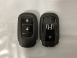 スマートキーを装備しています。鍵を差し込むことなくドアロックの開け閉めと、スタートボタン操作でのエンジンスタートができます。スペアキーも同じものを用意しております。
