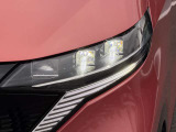【LEDヘッドランプ】鮮やかな白色光で、クリアな視界を確保するLEDヘッドランプ装備