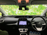 運転席から画面やメーターまで視線を移しやすく、周囲の確認に役立つ見通しのよい運転席まわりです。画面を使う場面でも、操作箇所を把握しやすい配置です。