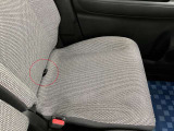 【シートアンダーボックス】座面に付いているこの紐を引っ張ると